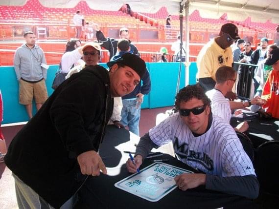 OLI SPORTCARDZ meeting a baseball player at an autograph table